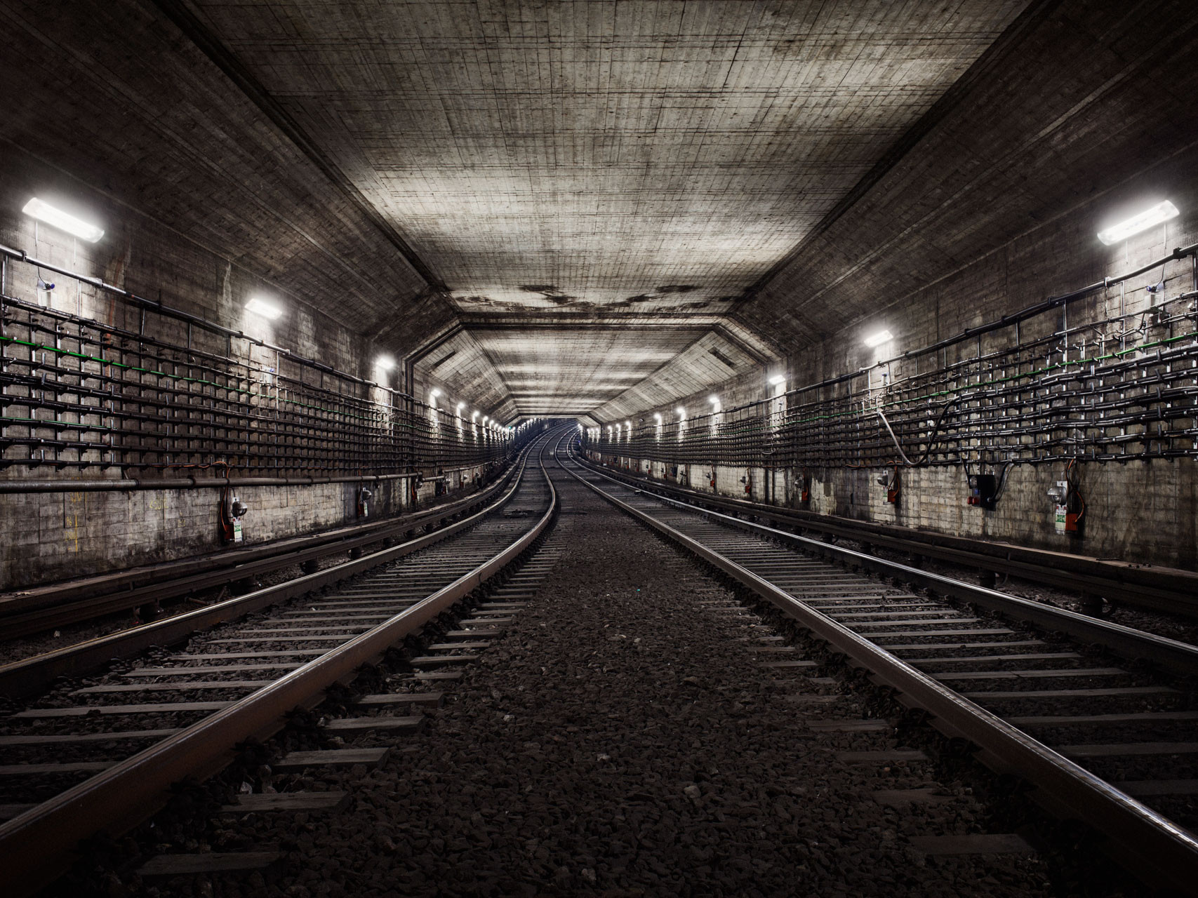 The underground. Подземка андеграунд. Андеграунд картинки. Андеграунд метро. Андеграунд стиль.